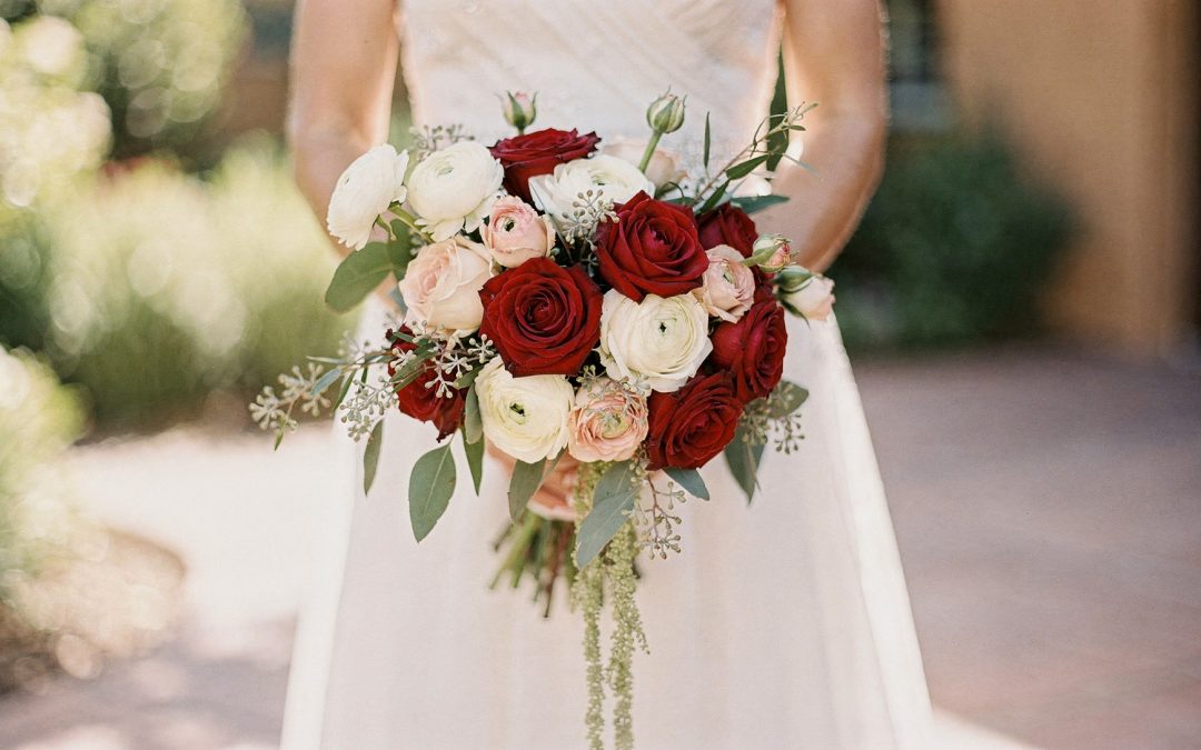 Flores para bodas San Diego, ramo de novia de rosas y verdor en jardin soleado