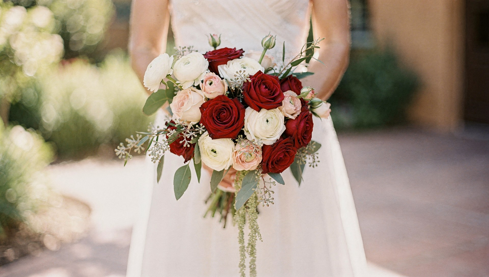 Flores para bodas San Diego, ramo de novia de rosas y verdor en jardin soleado